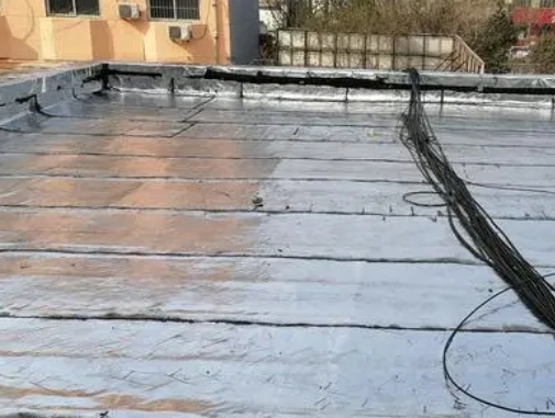 泰兴卫生间漏水维修公司分享下泰兴屋面楼顶防水刚性防水层施工要点。